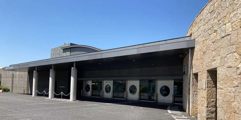 堺市立斎場の建物外観（写真提供: 大阪市民葬センター）