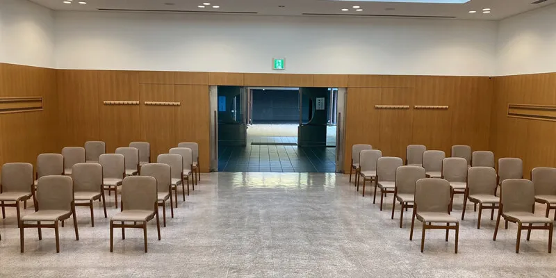 堺市立斎場の式場内。参列席側から見た様子（写真提供: 大阪市民葬センター）