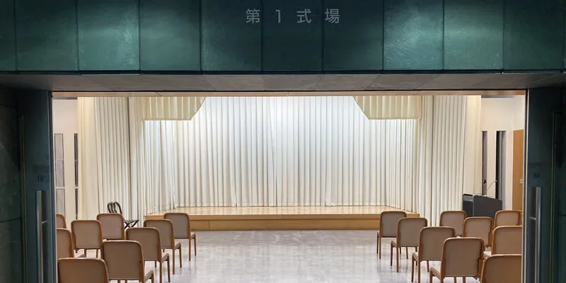 堺市立斎場の第1式場の入口（写真提供: 大阪市民葬センター）