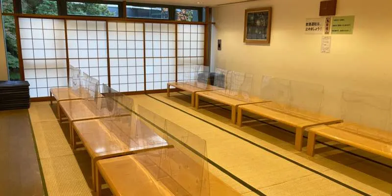 堺市立斎場の待合ホール。木製のベンチと障子がある（写真提供: 大阪市民葬センター）