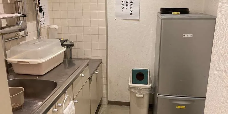 堺市立斎場の和室待合室。座卓と椅子席がある（写真提供: 大阪市民葬センター）